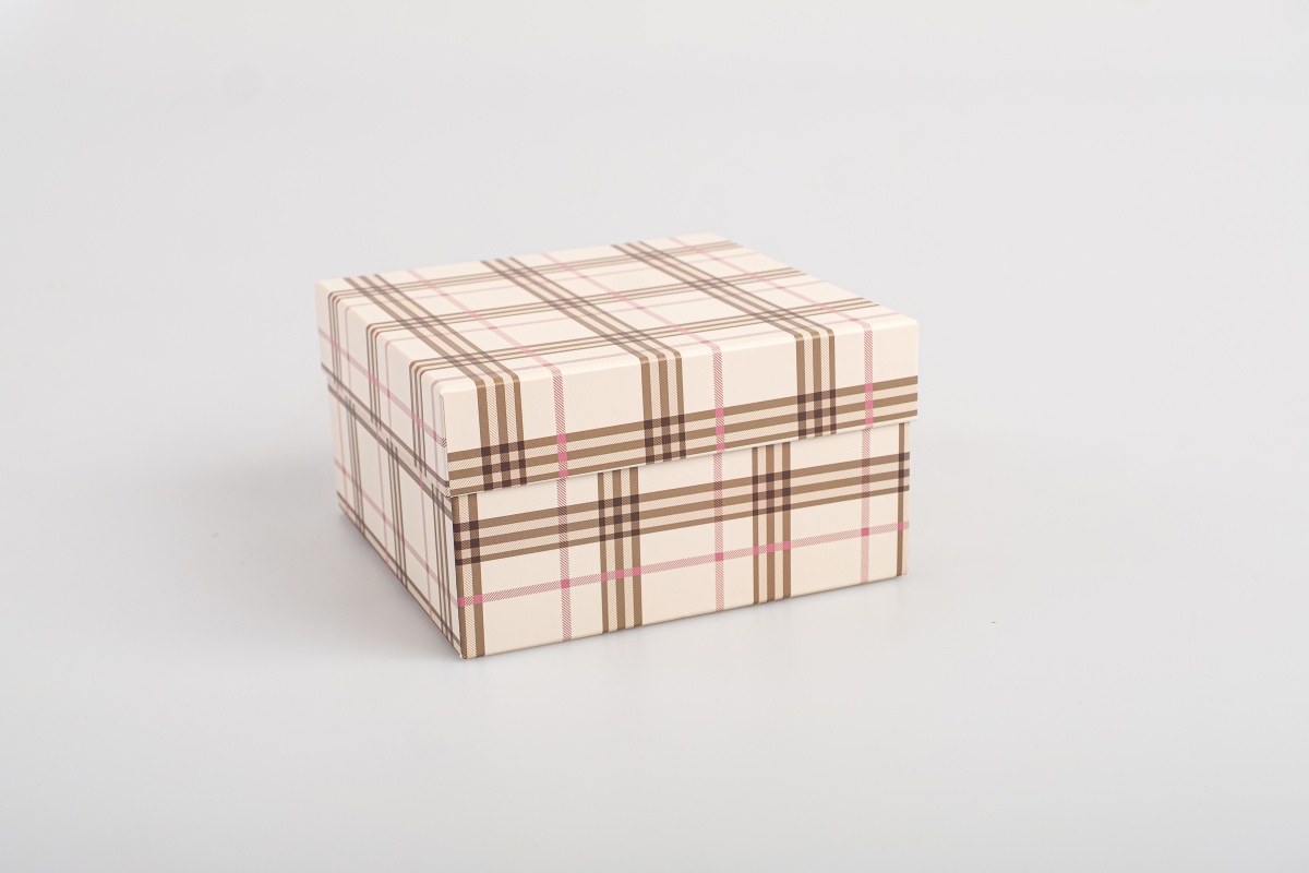 Подарочная коробка крышка-дно, 19 x 19 x 10,5 см. "Клетка", бежевый, белый