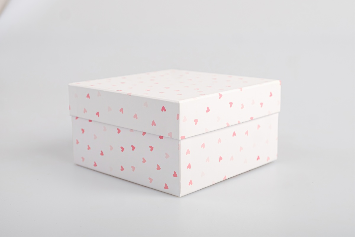 Подарочная коробка крышка-дно, 19 x 19 x 10,5 см. "Амур", разноцветный, белый