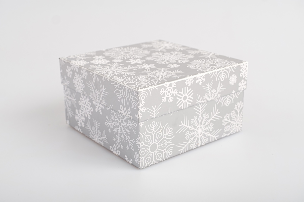 Подарочная коробка крышка-дно, 19 x 19 x 10,5 см. "Снежинки", серый металлик, белый
