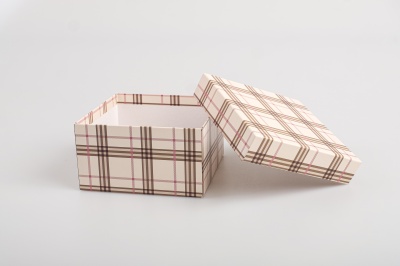Подарочная коробка крышка-дно, 19 x 19 x 10,5 см. "Клетка", бежевый, белый