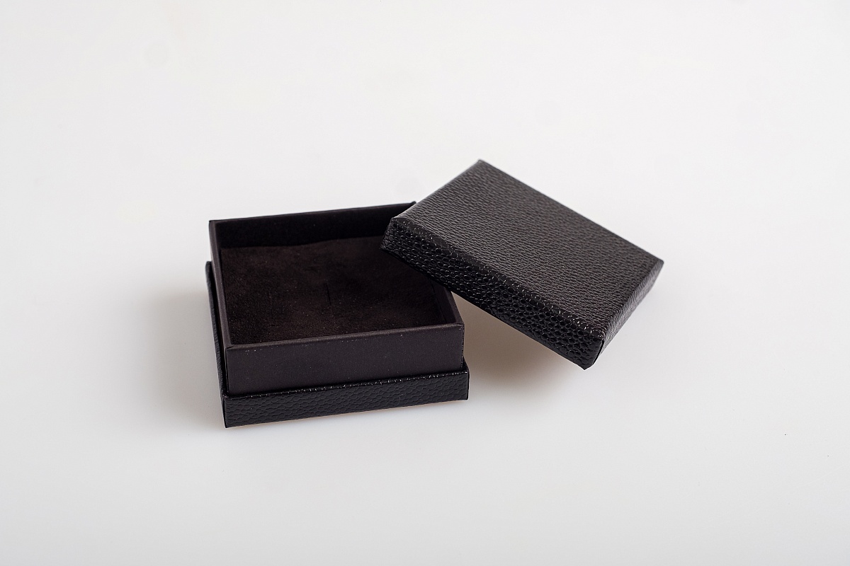 Коробка ювелирная,  8,5 x 8,5 х 3,5 см. "Стандарт", черный, белый (кожа)