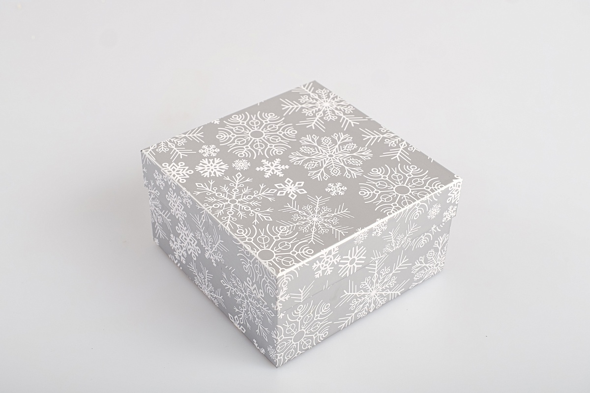 Подарочная коробка крышка-дно, 19 x 19 x 10,5 см. "Снежинки", серый металлик, белый