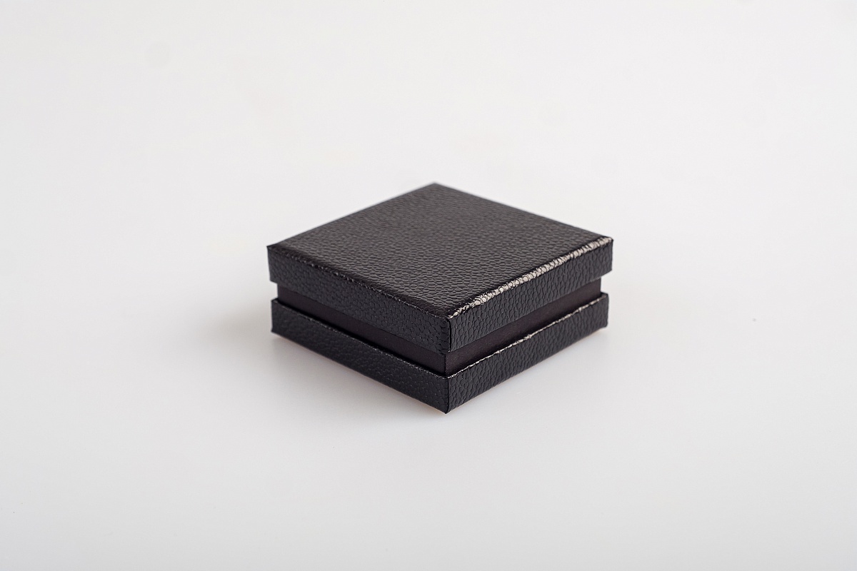 Коробка ювелирная,  8,5 x 8,5 х 3,5 см. "Стандарт", черный, белый (кожа)