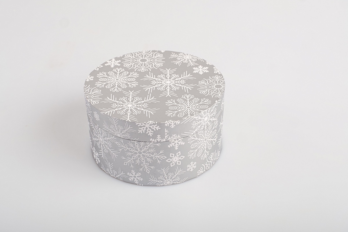 Подарочная коробка круглая, 21 x 11 см. "Снежинки", серый металлик, белый