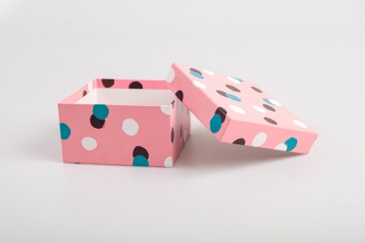 Подарочная коробка крышка-дно, 19 x 19 x 10,5 см. "Веселое настроение", разноцветный, кляксы, белый