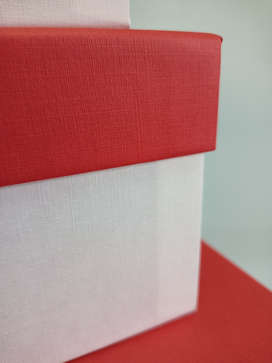 Набор прямоугольных подарочных коробок 3 в 1, 18.4 х 11.9 х 7.5 - 31.4 х 20.9 х 13.5 см. "Радуга", красный, белый