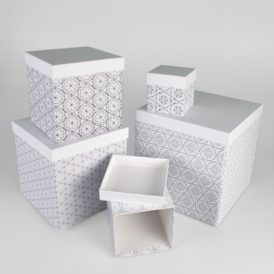 Набор квадратных подарочных коробок 5 в 1. 10 х 10 х 10 - 26 х 26 х 26 см "Геометрия", белый, черный